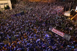 Người dân Israel biểu tình phản đối cải cách tư pháp tại thành phố Tel Aviv ngày 15/7. (Ảnh: AFP/TTXVN)