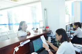 Doanh nghiệp đến thực hiện giao dịch tại Cục Thuế Tây Ninh. (Ảnh: Minh Phú/TTXVN)
