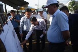 Lãnh đạo tỉnh Đồng Nai kiểm tra thực địa hiện trạng giải phóng mặt bằng 2 tuyến đường kết nối sân bay Long Thành. (Ảnh: Công Phong/TTXVN)