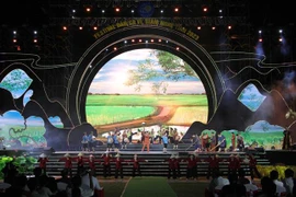 Các tiết mục Ví, Giặm đặc sắc được biểu diễn tại đêm khai mạc Festival Dân ca Ví, Giặm Nghệ Tĩnh 2023. (Ảnh: Văn Tý/TTXVN)