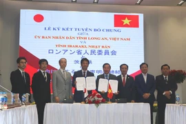 Chủ tịch UBND tỉnh Long An Nguyễn Văn Út và Thống đốc tỉnh Ibaraki Oigawa Kazuhiko ký kết bản tuyên bố chung. (Ảnh: Thanh Bình/TTXVN)