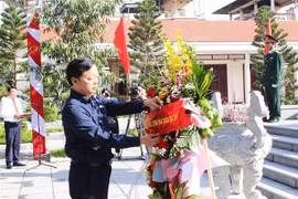 Phó Thủ tướng Trần Hồng Hà dâng hoa trước tượng đài Tổng Bí thư Nguyễn Văn Cừ. (Ảnh: Thái Hùng/TTXVN)