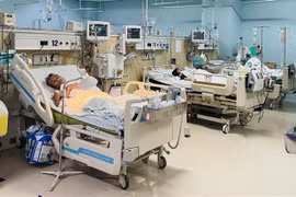 Bệnh nhân bị ngộ độc rượu điều trị tại Bệnh viện Đa khoa Đồng Nai. (Ảnh: Lê Xuân/TTXVN)