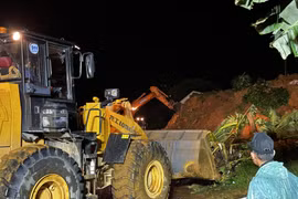 Rạng sáng 31/7, lực lượng chức năng vẫn làm việc để giải tỏa hiện trường vụ sạt lở và tìm kiếm nạn nhân mất tích. (Ảnh: Nguyễn Dũng/ TTXVN)