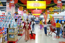 Người dân đi mua sắm ở siêu thị Lotte Mart Cần Thơ. (Ảnh: Thanh Liêm/TTXVN)