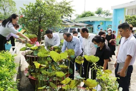 Đoàn kiểm tra Sở Y tế Thành phố Hồ Chí Minh kiểm tra một điểm nguy cơ trên địa bàn huyện Nhà Bè. (Ảnh: Đinh Hằng/TTXVN)