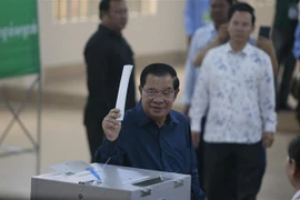Thủ tướng Hoàng gia Campuchia Samdech Techo Hun Sen bỏ phiếu bầu Quốc hội tại điểm bầu cử ở tỉnh Kandal, ngày 23/7/2023. (Ảnh: THX/TTXVN)