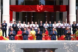 Thủ tướng Phạm Minh Chính và các đại biểu thực hiện nghi thức cắt băng khánh thành Nhà hát Hồ Gươm. 