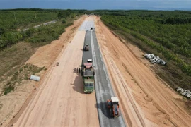 Các phương tiện thi công Dự án Cao tốc Đường bộ Vạn Ninh-Cam Lộ đoạn qua huyện Gio Linh, tỉnh Quảng Trị. (Ảnh: Nguyên Lý-TTXVN)