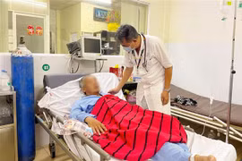 Bác sỹ Bệnh viện Quân y 175, Thành phố Hồ Chí Minh thăm khám cho các nạn nhân ngộ độc rượu sáng 15/7. (Ảnh: TTXVN phát)