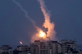 Rocket được phóng từ Dải Gaza xuống lãnh thổ Israel khi căng thẳng leo thang giữa Israel và Palestine, ngày 10/5/2023. (Ảnh: AFP/TTXVN)