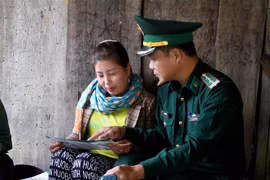 Các chiến sỹ Bộ đội Biên phòng tỉnh Nghệ An tuyên truyền pháp luật cho bà con vùng sau vùng xa huyện biên giới Kỳ Sơn. (Ảnh: Văn Tý/TTXVN)