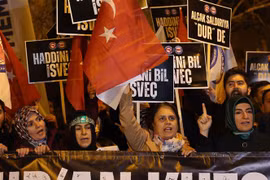 Biểu tình bên ngoài sứ quán Thuỵ Điển ở Ankara, Thổ Nhĩ Kỳ, phản đối hành động đốt kinh Koran, ngày 21/3/2023. (Ảnh: AFP/TTXVN)