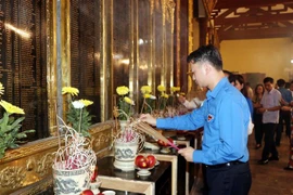Bí thư Trung ương Đoàn Nguyễn Minh Triết dâng hương tưởng niệm các Anh hùng Liệt sỹ. (Ảnh: Mạnh Tú/TTXVN)