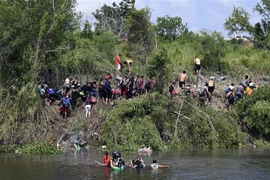 Người di cư vượt sông Rio Grande để vào Mỹ từ thành phố Matamoros, bang Tamaulipas, Mexico, ngày 10/5/2023. (Ảnh: AFP/TTXVN)