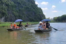 Khách tham quan khu du lịch Tam Cốc-Bích Động. (Ảnh: Đỗ Huy/Vietnam+)