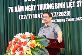 Thủ tướng Phạm Minh Chính động viên các thương binh, bệnh binh. (Ảnh: Dương Giang/TTXVN)