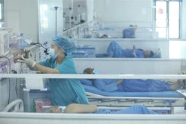 Đều trị cho bệnh nhân COVID-19. (Ảnh: Minh Quyết/TTXVN)