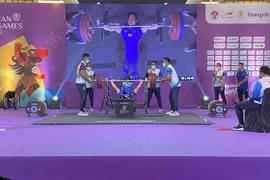 Lê Văn Công thành công ở lần cử đầu tiên với 160kg tại ASEAN Para Games 11. (Ảnh: Hữu Chiến-Văn Phong/TTXVN)