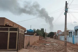 Khói bốc lên trong cuộc giao tranh tại Khartoum, Sudan, ngày 12/6/2023. (Ảnh: AFP/TTXVN)