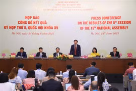 Tổng Thư ký Quốc hội, Chủ nhiệm Văn phòng Quốc hội Bùi Văn Cường chủ trì cuộc họp báo công bố kết quả Kỳ họp thứ 5, Quốc hội Khóa XV. (Ảnh: Văn Điệp/TTXVN)