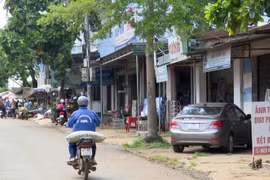 Dọc tuyến đường liên xã nối trung tâm xã về các thôn, buôn, cuộc sống đã trở lại bình thường. (Ảnh: Quang Thái/TTXVN)