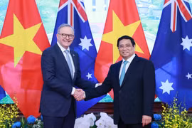 Thủ tướng Phạm Minh Chính và Thủ tướng Australia Anthony Albanese chụp ảnh chung. (Ảnh: Dương Giang/TTXVN)