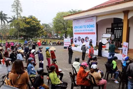 Thành phố Đông Hà (Quảng Trị) tổ chức chương trình hỗ trợ gạo miễn phí cho hộ gia đình nghèo qua cây ATM gạo tự động. (Ảnh: Hồ Cầu/TTXVN)