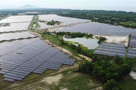 Nhà máy Điện mặt trời Cẩm Hòa có diện tích 60 ha, được lắp đặt 152.670 tấm pin mặt trời và giá đỡ (tương đương 5.089 giàn pin). (Ảnh: Vũ Sinh/TTXVN)