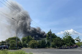 Đến 9 giờ sáng 7/6, cột khói vẫn còn bốc lên dữ dội từ vụ cháy. (Ảnh: Tường Quân/TTXVN)