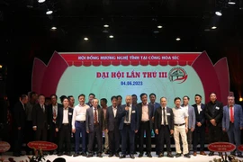 Đoàn chụp ảnh lưu niệm tại sân bay Frankfurt của Đức. (Ảnh: Mạnh Hùng/TTXVN)