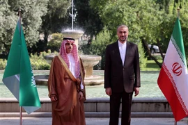 Ngoại trưởng Iran Hossein Amir-Abdollahian (phải) và Ngoại trưởng Saudi Arabia Faisal bin Farhan tại cuộc gặp ở Tehran ngày 17/6/2023. (Ảnh: AFP/TTXVN)