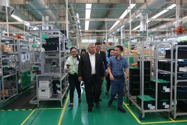 Ông Ulises Guilarte De Nacimiento, Tổng Thư ký Trung tâm Những người Lao động Cuba (CTC) thăm và làm việc tại Công ty TNHH Schneider Electric Manufacturing, Khu Công nghệ Cao Thành phố Hồ Chí Minh. (Ảnh: Thanh Vũ/TTXVN)