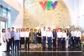 Trưởng Ban Tuyên giáo Trung ương Nguyễn Trọng Nghĩa thăm, chúc mừng Đài Truyền hình Việt Nam Việt Nam. (Ảnh: Phương Hoa/TTXVN)