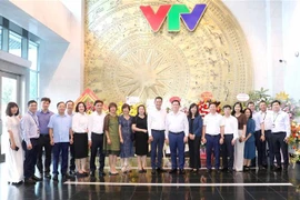 Trưởng Ban Tuyên giáo Trung ương Nguyễn Trọng Nghĩa thăm, chúc mừng Đài Truyền hình Việt Nam Việt Nam. (Ảnh: Phương Hoa/TTXVN)