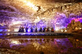 Biểu diễn âm nhạc trong hang động. (Nguồn: Xinhua)
