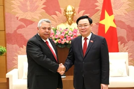 Chủ tịch Quốc hội Vương Đình Huệ tiếp ông Ulises Guilarte de Nacimiento, Ủy viên Bộ Chính trị, Phó Chủ tịch Liên hiệp Công đoàn Thế giới. (Ảnh: An Đăng/TTXVN)