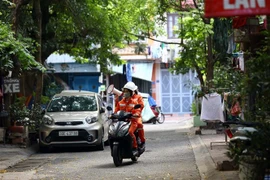 Khoảng 1 tháng nay, rất nhiều tổ tuyên truyền lưu động đã được EVN Hà Nội triển khai đến các ngõ, phố kêu gọi người dân tiết kiệm điện. (Ảnh: Huy Hùng/TTXVN)