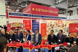 Cắt băng khai mạc Gian hàng Việt Nam 2023 ngày 25/5. (Ảnh: Thương vụ Việt Nam tại Singapore)