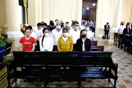 Các bị cáo (tại ngoại) tại phiên tòa sáng 6/6/2023. (Ảnh: Thành Chung/TTXVN)