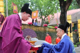 Nghi thức ban quạt thể hiện sự quan tâm đặc biệt của nhà vua dành cho các quan, còn có ý nghĩa sâu sắc là ban "Phúc lành, sức khỏe, bình an". (Ảnh: Thanh Tùng/TTXVN)