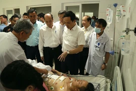 Phó Thủ tướng Chính phủ Trần Lưu Quang đến thăm hỏi, động viên hai cán bộ Công an xã Ea Ktur bị thương trong vụ nhóm người chưa xác định danh tính dùng súng tấn công trụ sở UBND xã Ea Tiêu và xã Ea Ktur, huyện Cư Kuin, Đắk Lắk. (Ảnh