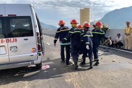 Lực lượng cứu hộ đang làm nhiệm vụ tại hiện trường vụ tai nạn. (Ảnh: TTXVN phát)