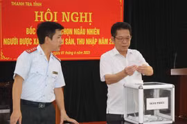Đại diện lãnh đạo Sở Nội vụ tỉnh Cao Bằng bốc thăm lựa chọn người được xác minh tài sản, thu nhập năm 2023. (Ảnh: Chu Hiệu/TTXVN)
