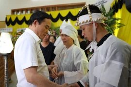 Phó Thủ tướng Chính phủ Trần Lưu Quang động viên, chia buồn với gia đình nạn nhân trong vụ việc. 
