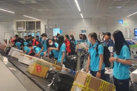 Các nữ cầu thủ tại Sân bay Frankfurt, CHLB Đức. (Ảnh: Mạnh Hùng/TTXVN)