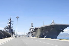 Tàu khu trục trực thăng IZUMO và tàu khu trục SAMIDARE cập cảng quốc tế Cam Ranh. (Ảnh: TTXVN phát)