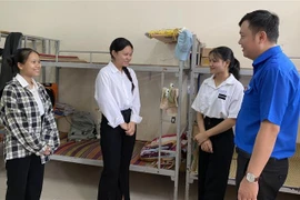 Đại diện lãnh đạo Thành Đoàn Đà Nẵng thăm hỏi động viên các em thí sinh đồng bào Cơtu tham dự kỳ thi Tốt nghiệp THPT. (Ảnh: TTXVN phát)