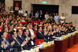 Chủ tịch nước Võ Văn Thưởng, Chủ tịch Quốc hội Vương Đình Huệ và các đại biểu tham dự Lễ trao giải Diên Hồng lần thứ nhất. (Ảnh: Thống Nhất/TTXVN)