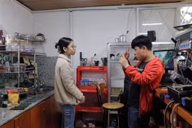 Nhân viên trong quán nói chuyện, trao đổi công việc với nhau bằng ngôn ngữ riêng. (Ảnh: Chu Quốc Hùng/TTXVN)